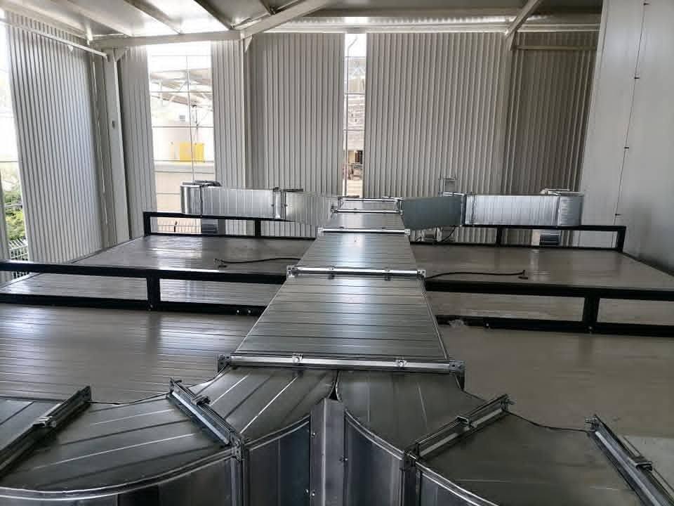 Montaj öncesi sahaya dizilmiş dikdörtgen galvaniz kanal parçaları