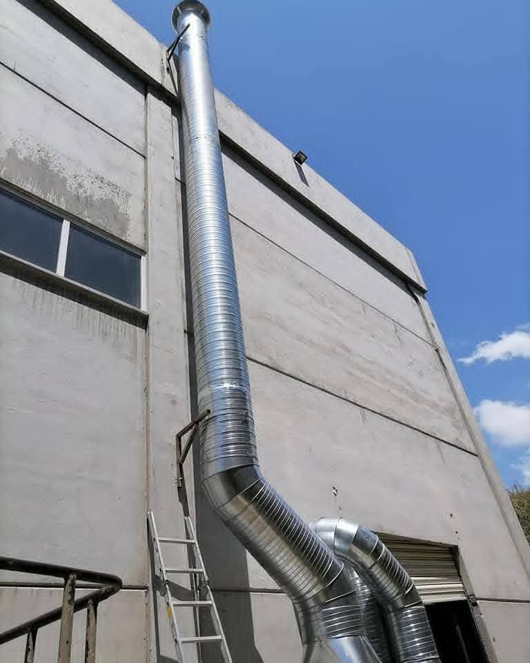 Beton bina cephesine monte edilmiş spiral egzoz kanalı
