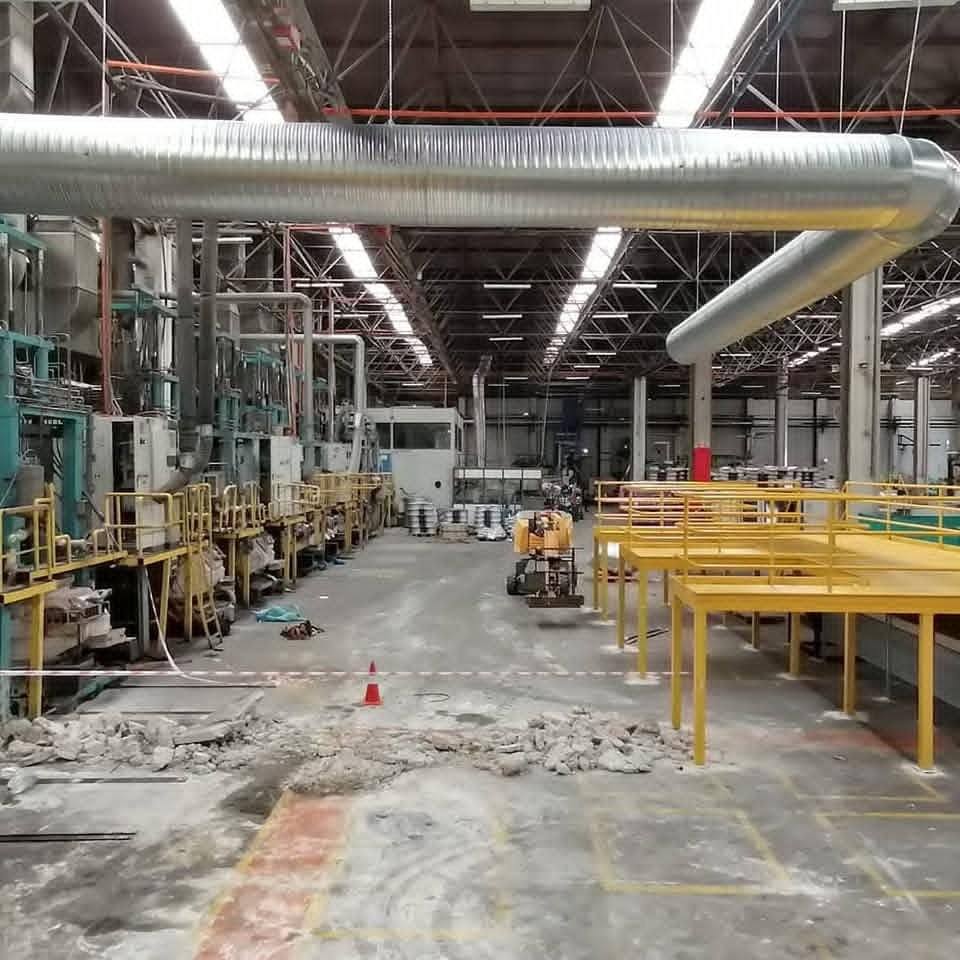 Fabrika holünde iki paralel ana spiral kanal hattı ve makine platformları