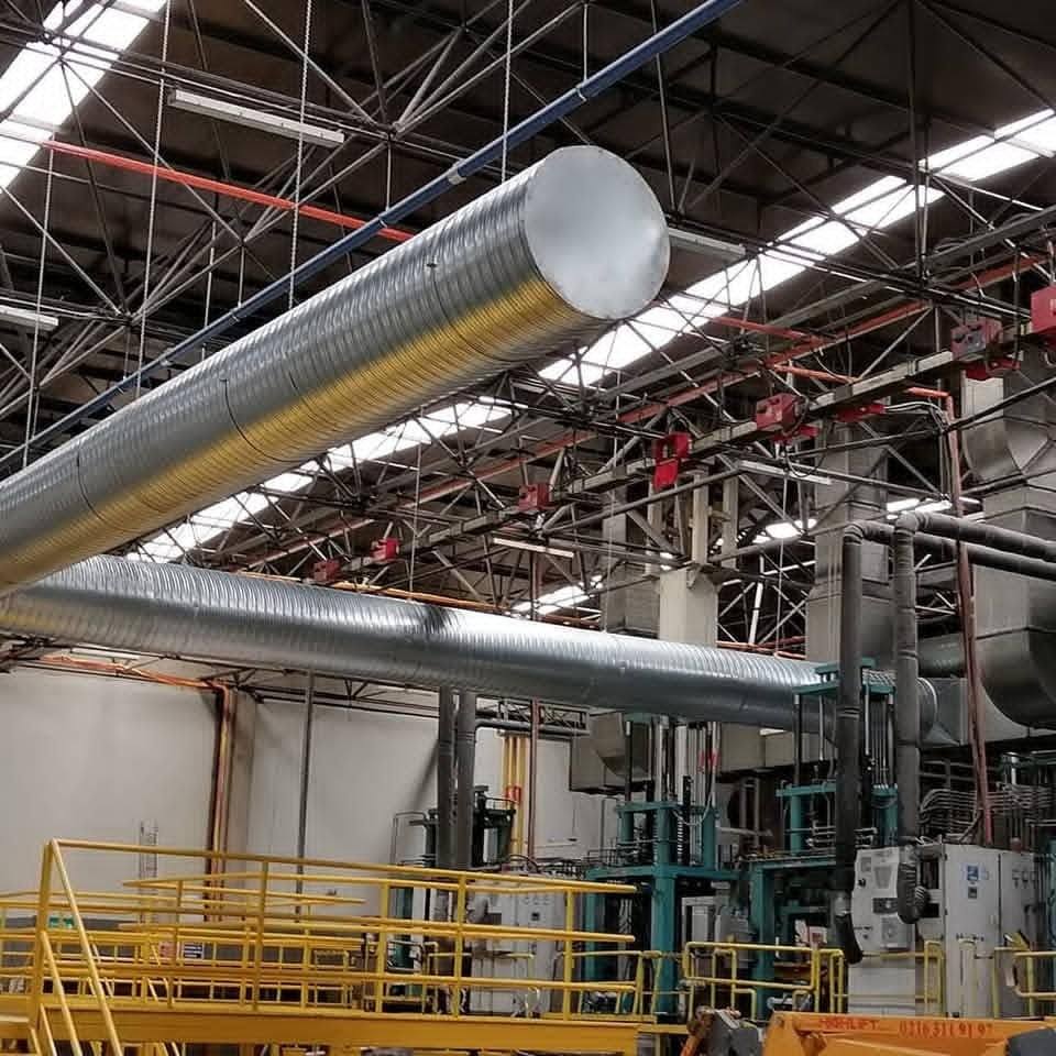 Fabrika çelik çatı makaslarına asılı büyük çaplı spiral emiş kanalı