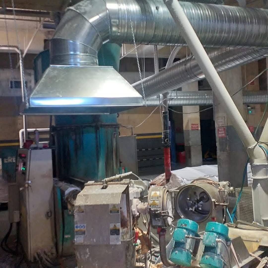 Üretim makinesinin üzerine monte edilmiş galvaniz proses emiş davlumbazı ve spiral kanallar
