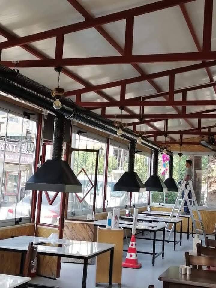 Restoran salonunda masa üstü davlumbazların montajı